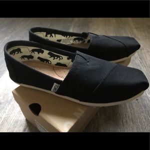 Black pair of Toms size 7
